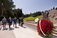 “AzerGold” CJSC marks 10th anniversary with visits to Alley of Honor and Alley of Martyrs (PHOTO)