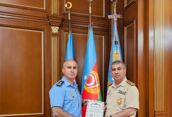 Azerbaijan’s Defense Minister awards top military commanders (PHOTO)