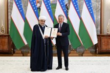 Shavkat Mirziyoyev presents Order of "El-yurt hurmati" to Allahshukur Pashazade (PHOTOS)