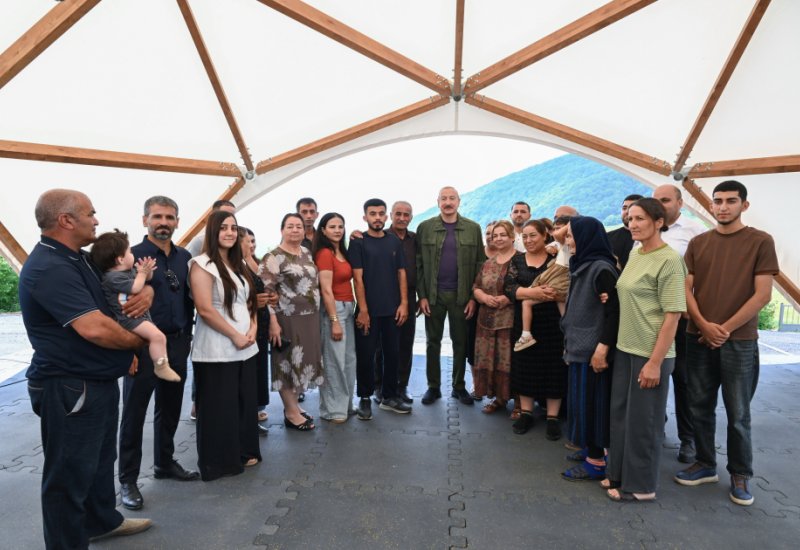 President Ilham Aliyev inspects restoration works in Shusha’s Kichik Galaderesi village and meets with returning residents (PHOTO)