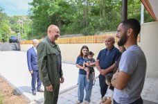 President Ilham Aliyev inspects restoration works in Shusha’s Kichik Galaderesi village and meets with returning residents (PHOTO)