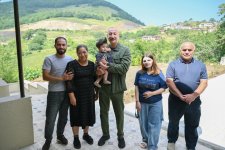 President Ilham Aliyev inspects restoration works in Shusha’s Kichik Galaderesi village and meets with returning residents (PHOTO)
