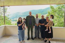 President Ilham Aliyev inspects restoration works in Shusha’s Kichik Galaderesi village and meets with returning residents (PHOTO)