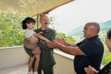 President Ilham Aliyev inspects restoration works in Shusha’s Kichik Galaderesi village and meets with returning residents (PHOTO)