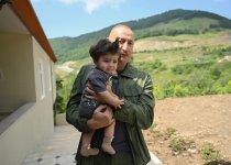 President Ilham Aliyev inspects restoration works in Shusha’s Kichik Galaderesi village and meets with returning residents (PHOTO)