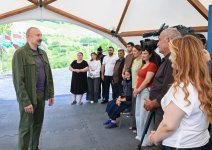 President Ilham Aliyev inspects restoration works in Shusha’s Kichik Galaderesi village and meets with returning residents (PHOTO)