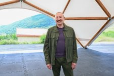President Ilham Aliyev inspects restoration works in Shusha’s Kichik Galaderesi village and meets with returning residents (PHOTO)