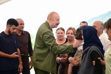 President Ilham Aliyev inspects restoration works in Shusha’s Kichik Galaderesi village and meets with returning residents (PHOTO)