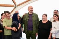 President Ilham Aliyev inspects restoration works in Shusha’s Kichik Galaderesi village and meets with returning residents (PHOTO)