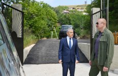 President Ilham Aliyev inspects restoration works in Shusha’s Kichik Galaderesi village and meets with returning residents (PHOTO)