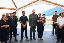 President Ilham Aliyev inspects restoration works in Shusha’s Kichik Galaderesi village and meets with returning residents (PHOTO)