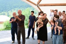 President Ilham Aliyev inspects restoration works in Shusha’s Kichik Galaderesi village and meets with returning residents (PHOTO)