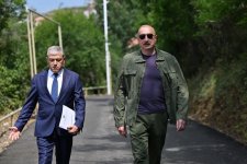 President Ilham Aliyev inspects restoration works in Shusha’s Kichik Galaderesi village and meets with returning residents (PHOTO)