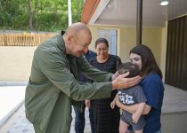 President Ilham Aliyev inspects restoration works in Shusha’s Kichik Galaderesi village and meets with returning residents (PHOTO)