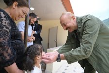President Ilham Aliyev inspects restoration works in Shusha’s Kichik Galaderesi village and meets with returning residents (PHOTO)