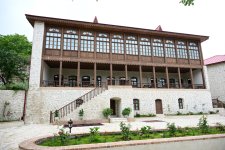 President Ilham Aliyev reviewed new buildings of “Yasaman” Hotel in Shusha (PHOTO)