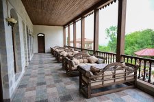 President Ilham Aliyev reviewed new buildings of “Yasaman” Hotel in Shusha (PHOTO)