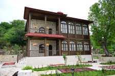 President Ilham Aliyev reviewed new buildings of “Yasaman” Hotel in Shusha (PHOTO)