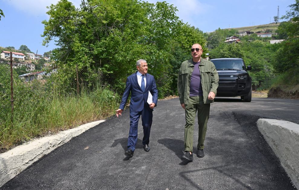 President Ilham Aliyev inspects restoration works in Shusha’s Kichik Galaderesi village and meets with returning residents (PHOTO)