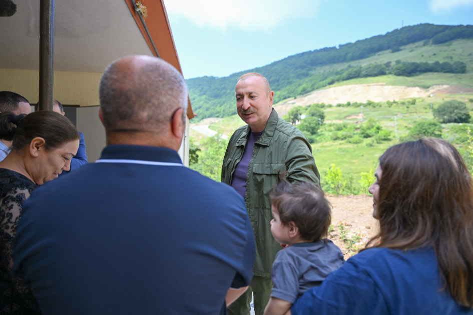 President Ilham Aliyev inspects restoration works in Shusha’s Kichik Galaderesi village and meets with returning residents (PHOTO)