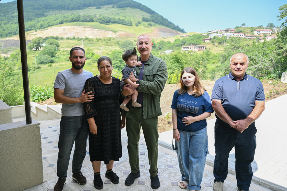 President Ilham Aliyev inspects restoration works in Shusha’s Kichik Galaderesi village and meets with returning residents (PHOTO)