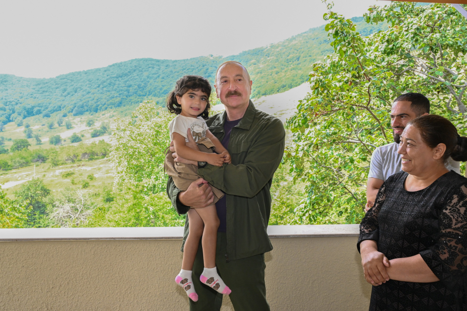President Ilham Aliyev inspects restoration works in Shusha’s Kichik Galaderesi village and meets with returning residents (PHOTO)