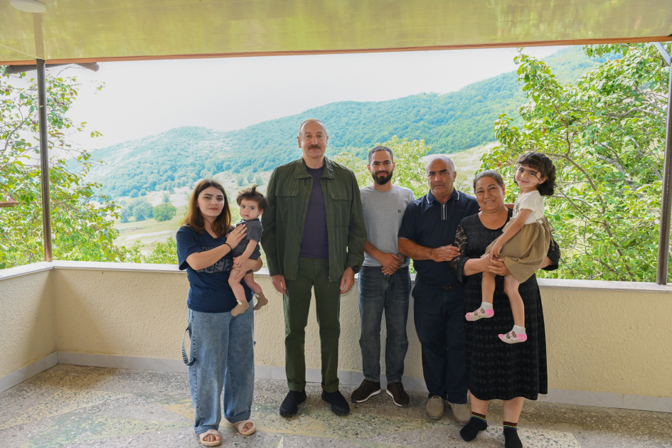 President Ilham Aliyev inspects restoration works in Shusha’s Kichik Galaderesi village and meets with returning residents (PHOTO)