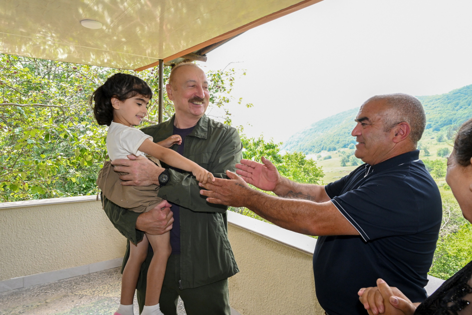President Ilham Aliyev inspects restoration works in Shusha’s Kichik Galaderesi village and meets with returning residents (PHOTO)