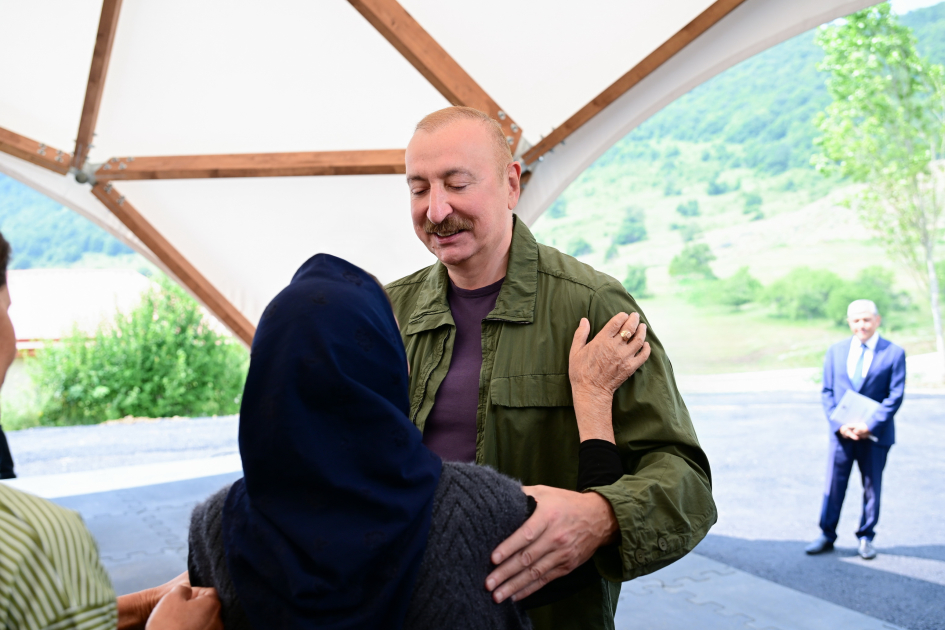 President Ilham Aliyev inspects restoration works in Shusha’s Kichik Galaderesi village and meets with returning residents (PHOTO)
