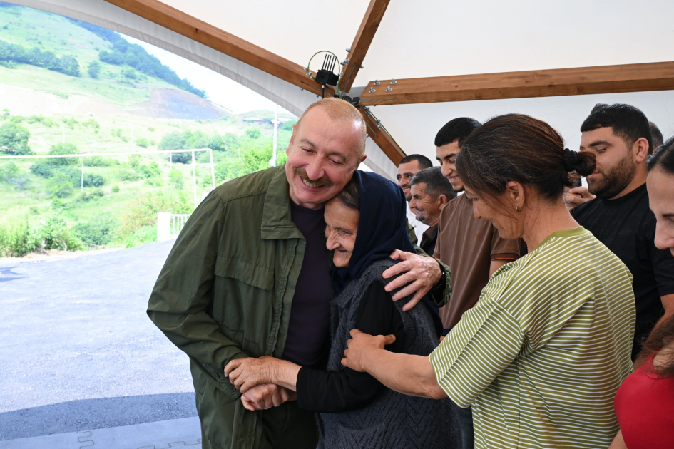 President Ilham Aliyev inspects restoration works in Shusha’s Kichik Galaderesi village and meets with returning residents (PHOTO)