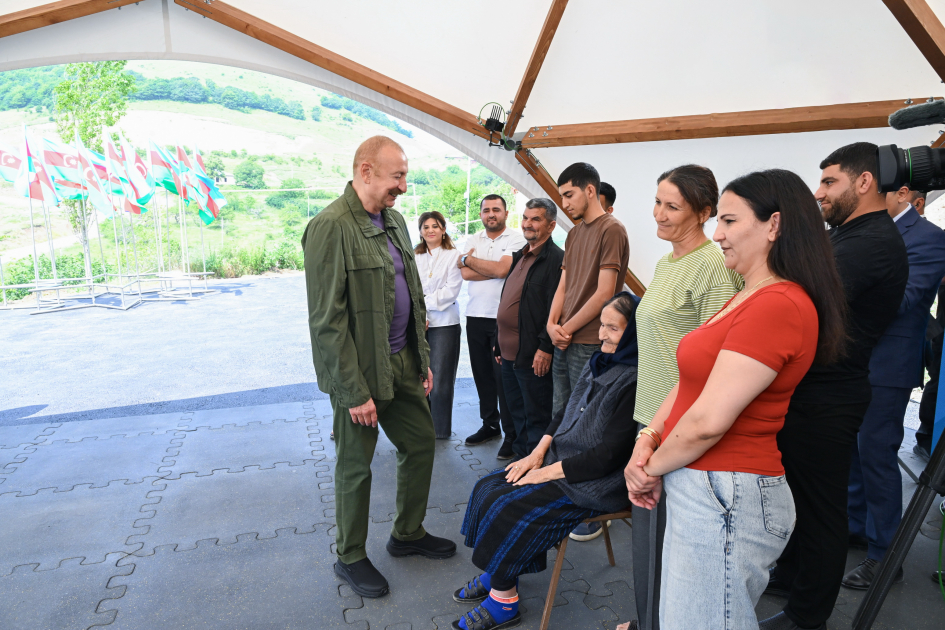 President Ilham Aliyev inspects restoration works in Shusha’s Kichik Galaderesi village and meets with returning residents (PHOTO)