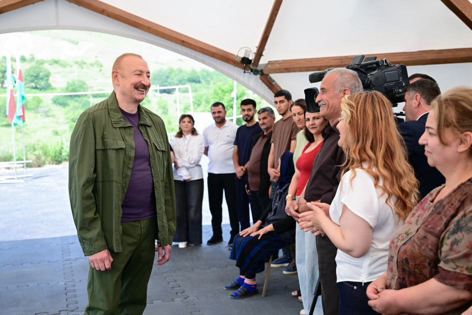 President Ilham Aliyev inspects restoration works in Shusha’s Kichik Galaderesi village and meets with returning residents (PHOTO)