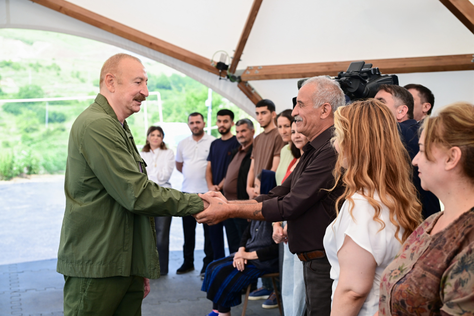President Ilham Aliyev inspects restoration works in Shusha’s Kichik Galaderesi village and meets with returning residents (PHOTO)