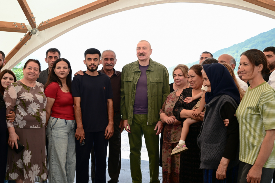 President Ilham Aliyev inspects restoration works in Shusha’s Kichik Galaderesi village and meets with returning residents (PHOTO)