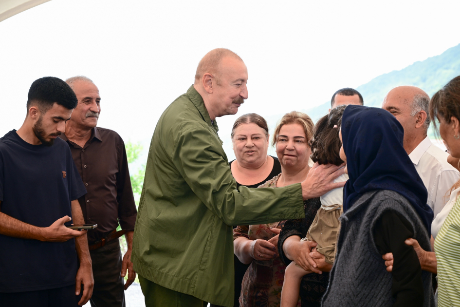 President Ilham Aliyev inspects restoration works in Shusha’s Kichik Galaderesi village and meets with returning residents (PHOTO)