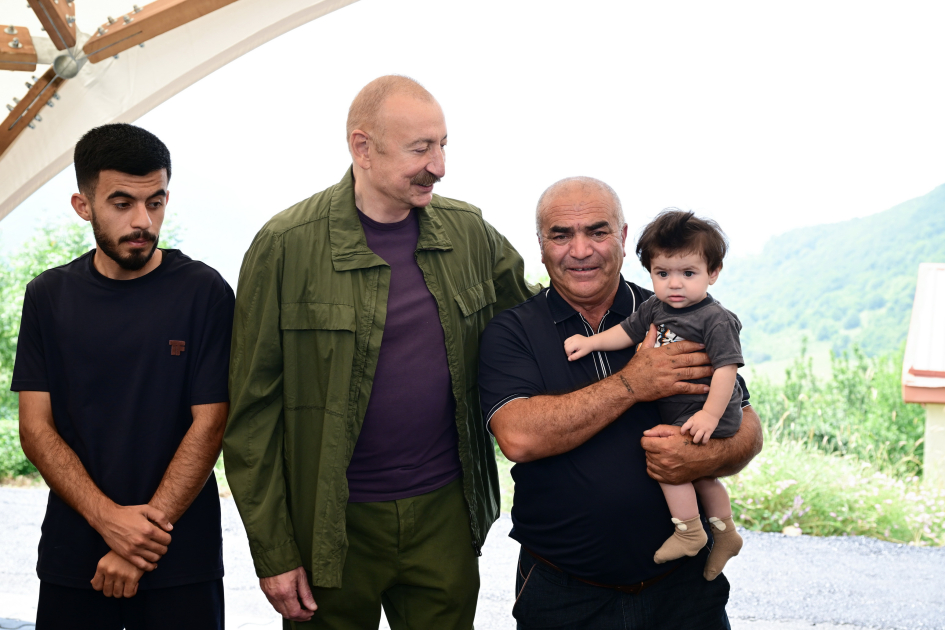 President Ilham Aliyev inspects restoration works in Shusha’s Kichik Galaderesi village and meets with returning residents (PHOTO)
