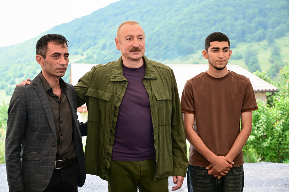 President Ilham Aliyev inspects restoration works in Shusha’s Kichik Galaderesi village and meets with returning residents (PHOTO)