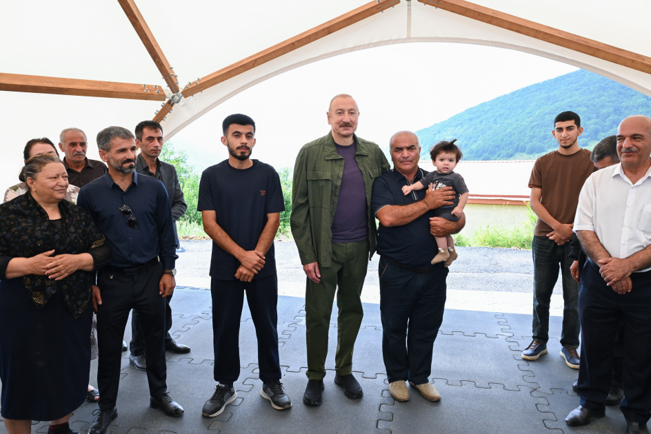 President Ilham Aliyev inspects restoration works in Shusha’s Kichik Galaderesi village and meets with returning residents (PHOTO)