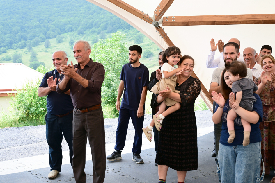 President Ilham Aliyev inspects restoration works in Shusha’s Kichik Galaderesi village and meets with returning residents (PHOTO)