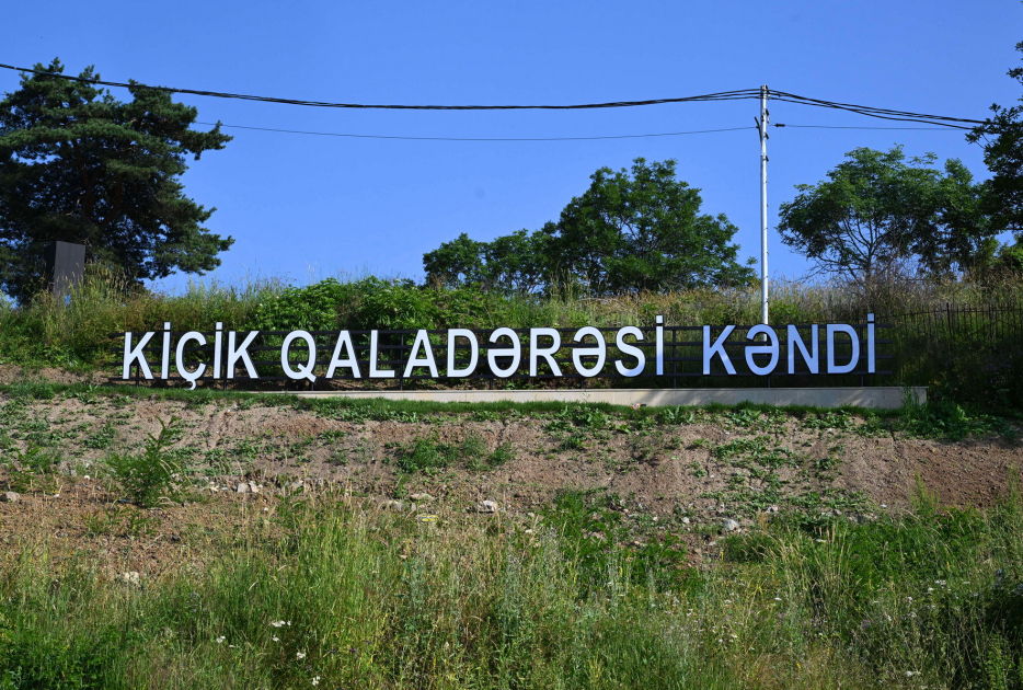 President Ilham Aliyev inspects restoration works in Shusha’s Kichik Galaderesi village and meets with returning residents (PHOTO)
