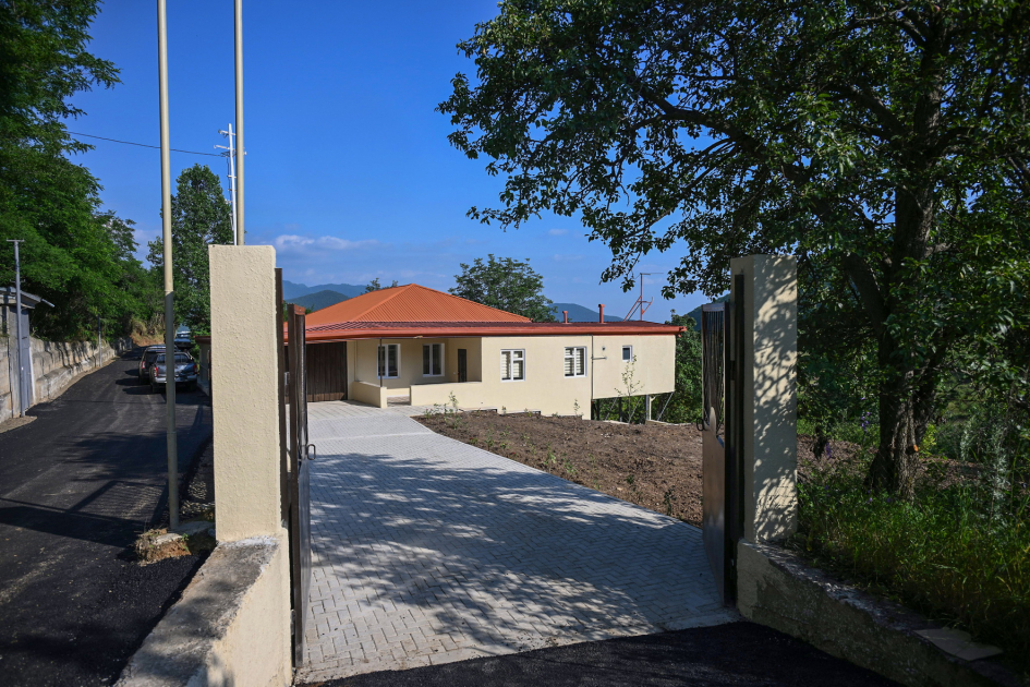 President Ilham Aliyev inspects restoration works in Shusha’s Kichik Galaderesi village and meets with returning residents (PHOTO)