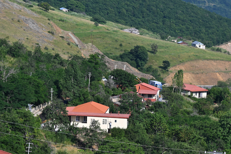 President Ilham Aliyev inspects restoration works in Shusha’s Kichik Galaderesi village and meets with returning residents (PHOTO)