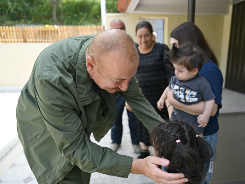 President Ilham Aliyev inspects restoration works in Shusha’s Kichik Galaderesi village and meets with returning residents (PHOTO)