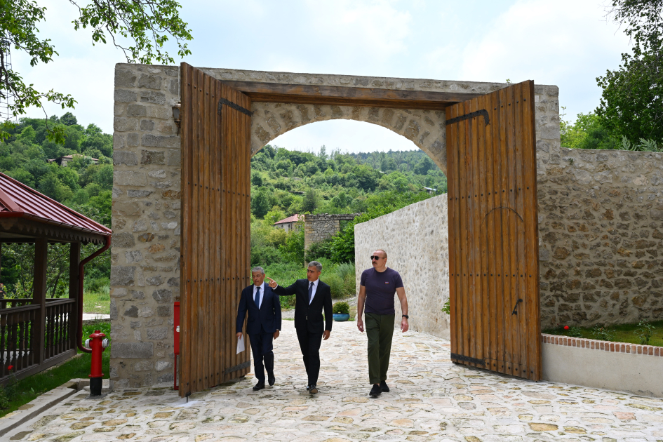 President Ilham Aliyev reviewed new buildings of “Yasaman” Hotel in Shusha (PHOTO)
