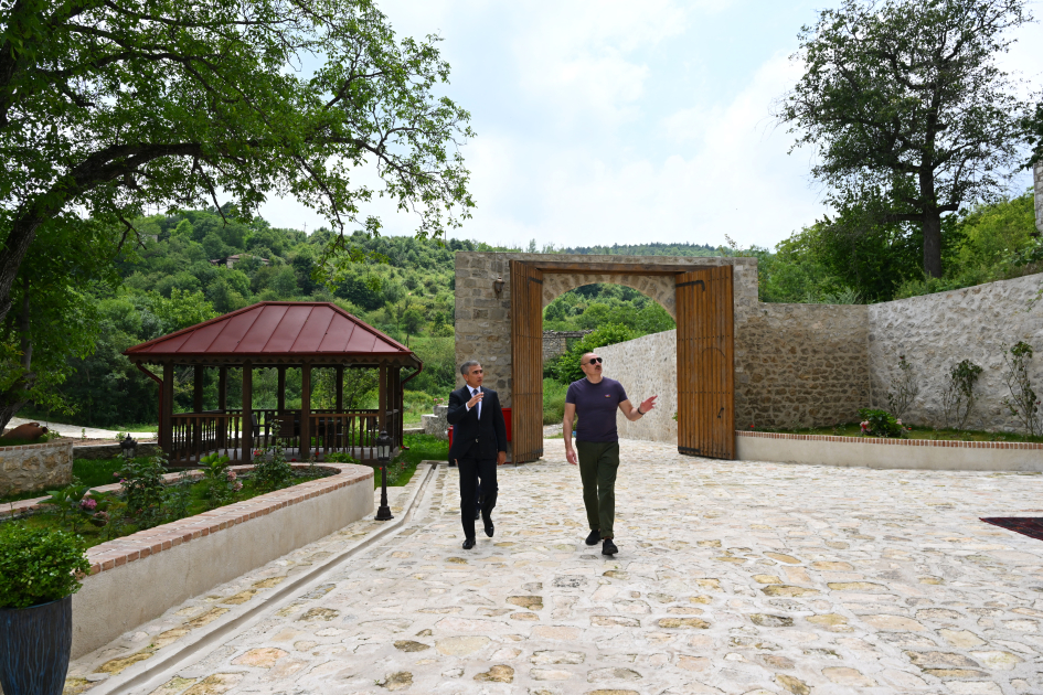 President Ilham Aliyev reviewed new buildings of “Yasaman” Hotel in Shusha (PHOTO)