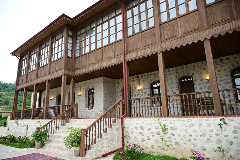 President Ilham Aliyev reviewed new buildings of “Yasaman” Hotel in Shusha (PHOTO)