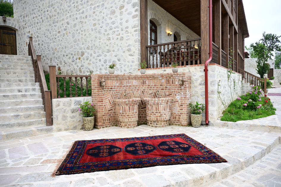 President Ilham Aliyev reviewed new buildings of “Yasaman” Hotel in Shusha (PHOTO)