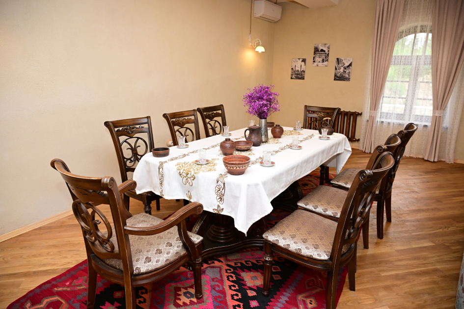President Ilham Aliyev reviewed new buildings of “Yasaman” Hotel in Shusha (PHOTO)