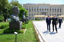 President Ilham Aliyev and President of Slovakia view bullet-riddled busts of Azerbaijan’s prominent figures in Shusha (PHOTO)