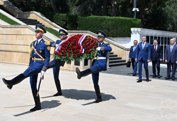Slovak President honors martyrs' memory in Baku